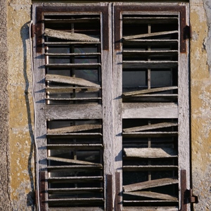 Fenêtre et volets délabrés - France  - collection de photos clin d'oeil, catégorie rues